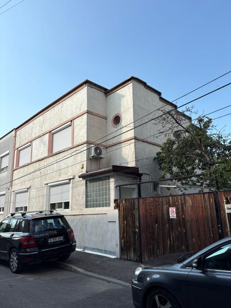 Apartament 3 camere + curte + boxa | Etaj 1 | La doar 3 statii de Piata Unirii | Zona Trafic Greu