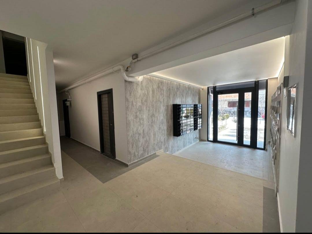 Garsoniera noua, direct proprietar