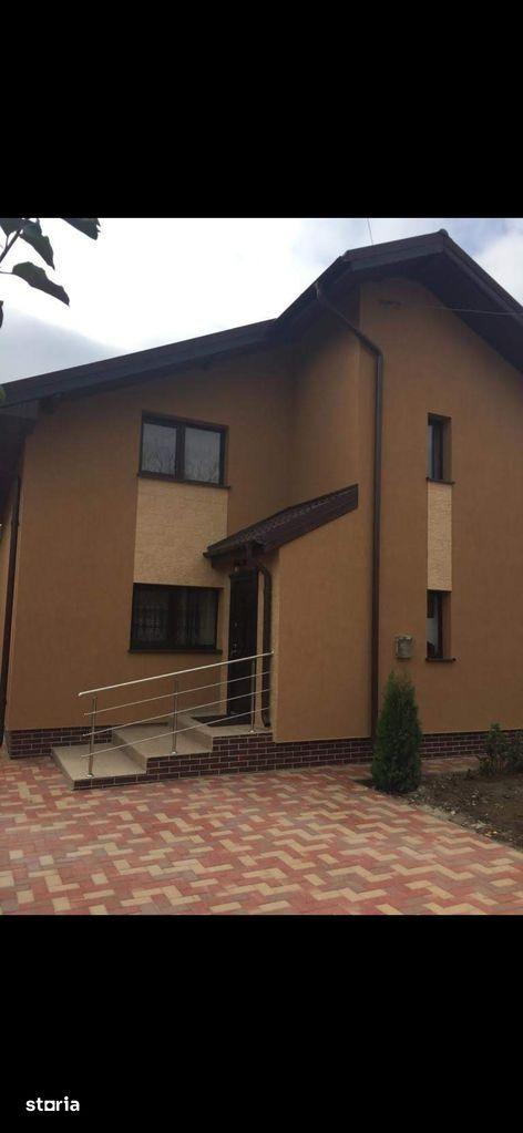 Casa cu 5 camere, curte și aer condiționat