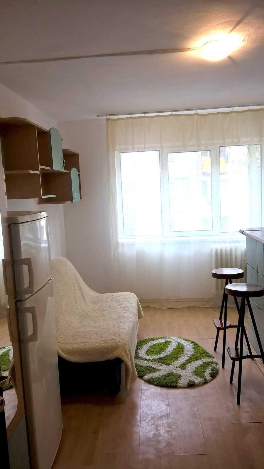 Închiriez cameră de camin mobilată, cu baie proprie, Nicolina