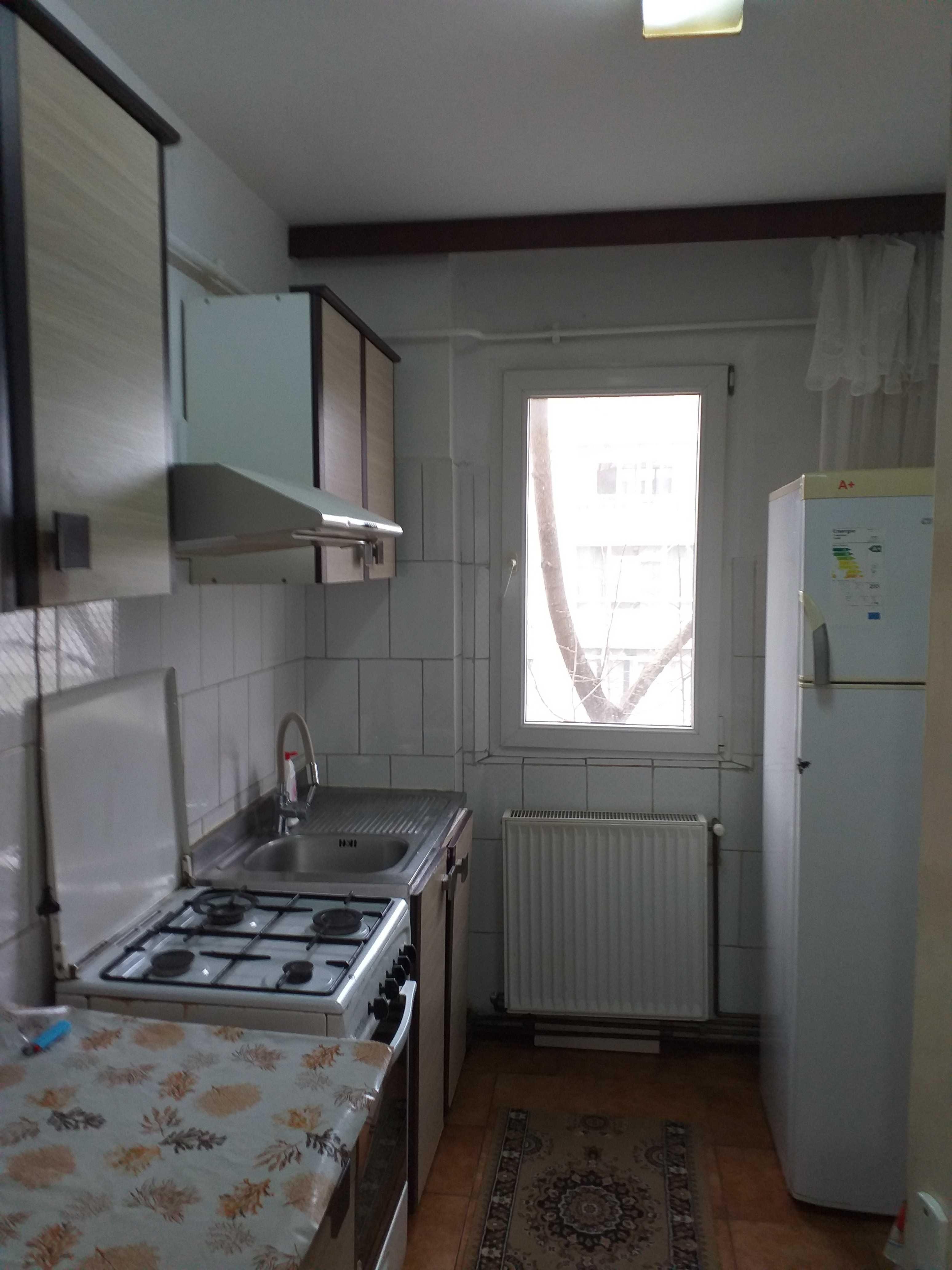 Pers. fizica inchiriez apartament 2 camere semidecomandat in Pod Ros