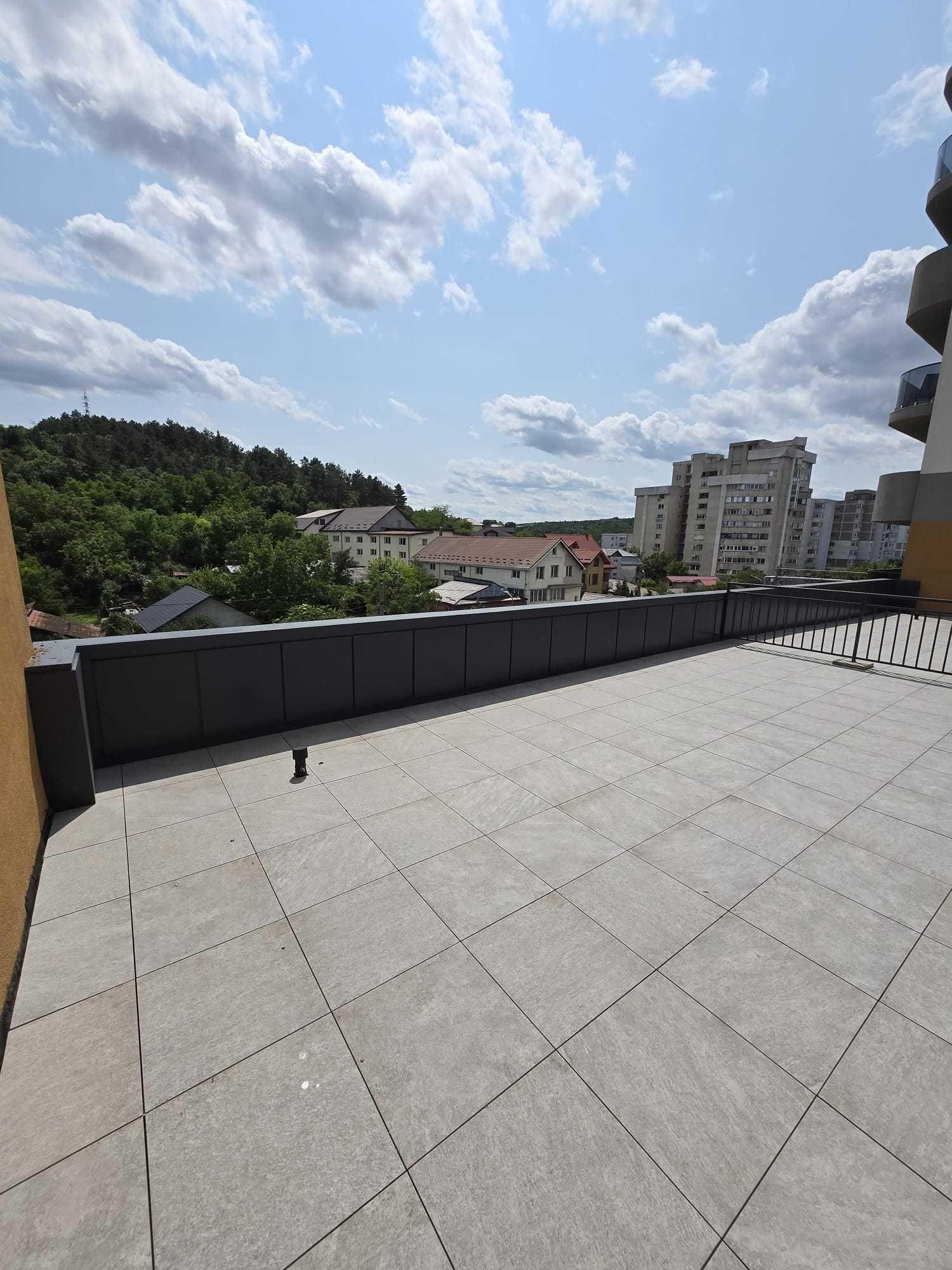 APARTAMENT 4 CAMERE DE INCHIRIAT se propune un apartament 100 mp arie utila, 4 camere 2 bai si terasa de 70 mp, in complexu Poitiers Towers.