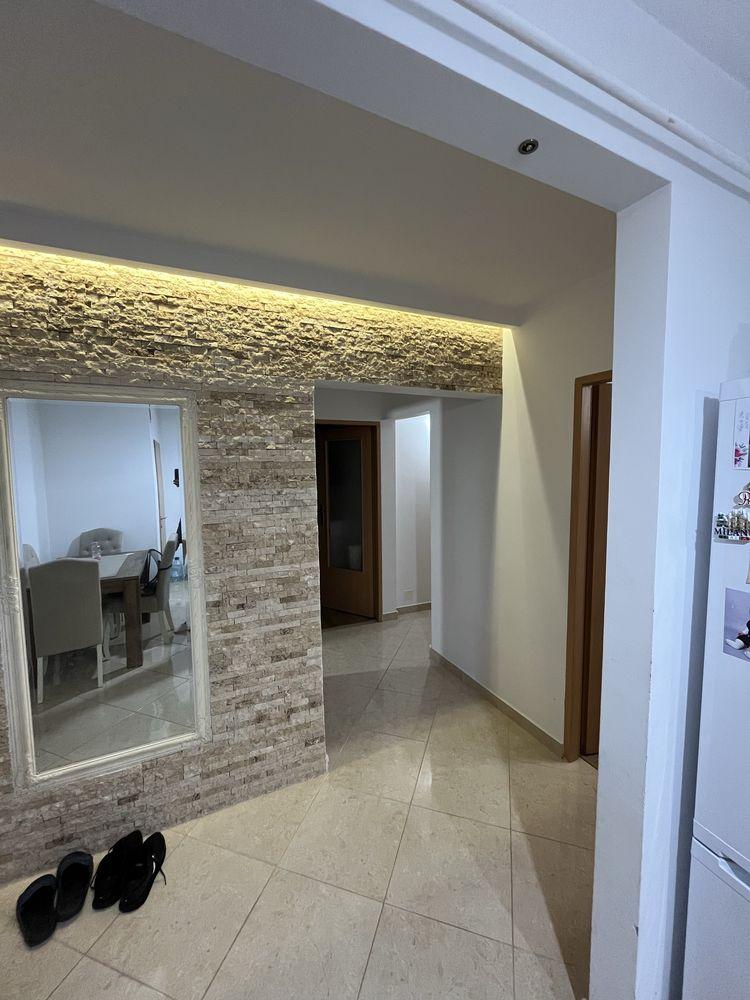 Vand apartament 3 camere decomandat