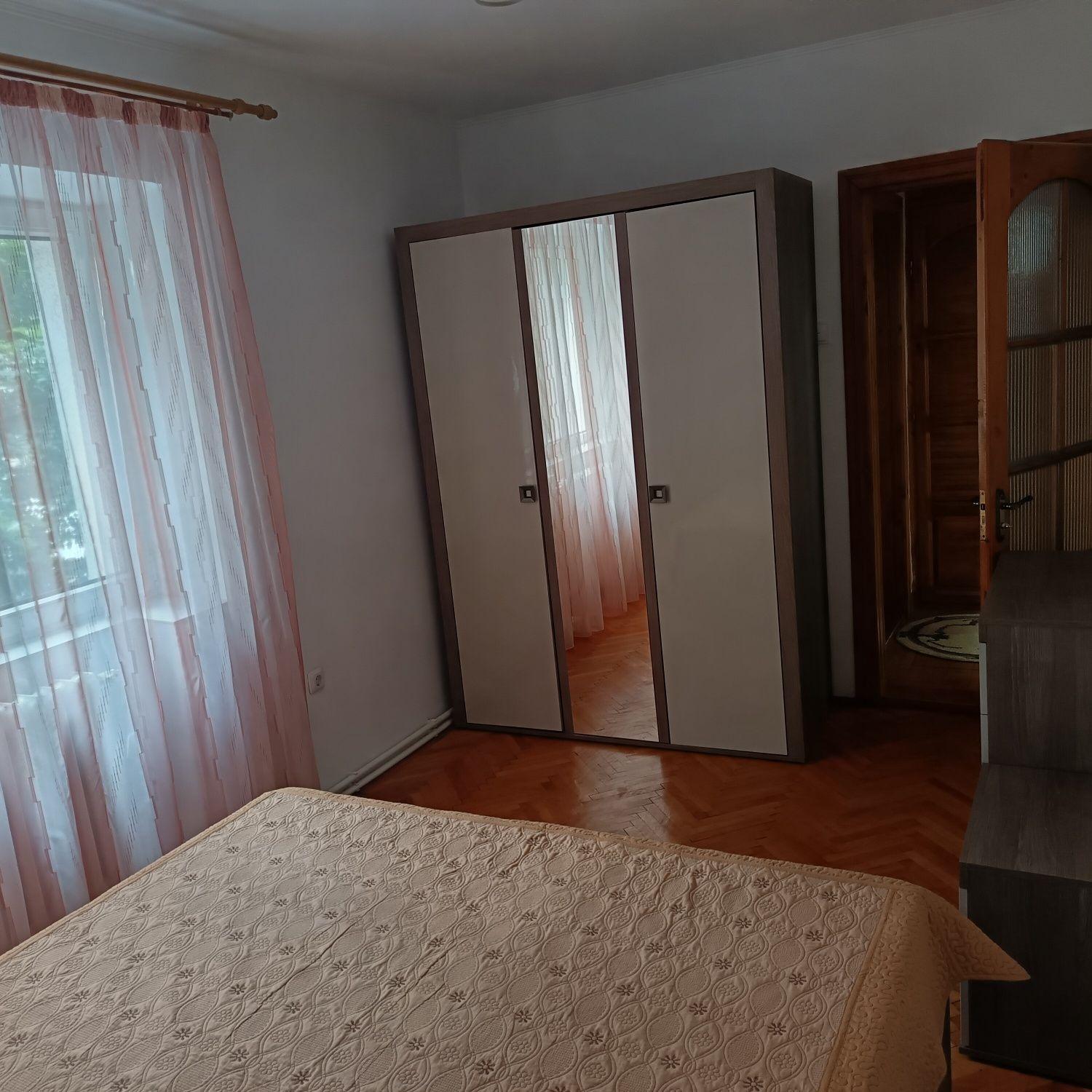 Închiriez apartament 3 camere - imagine 1