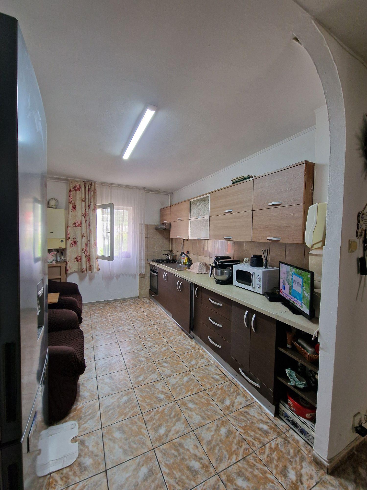Apartament 3 camere spatioase, bucatarie mare si zona de dinning/living open space - imagine 1
