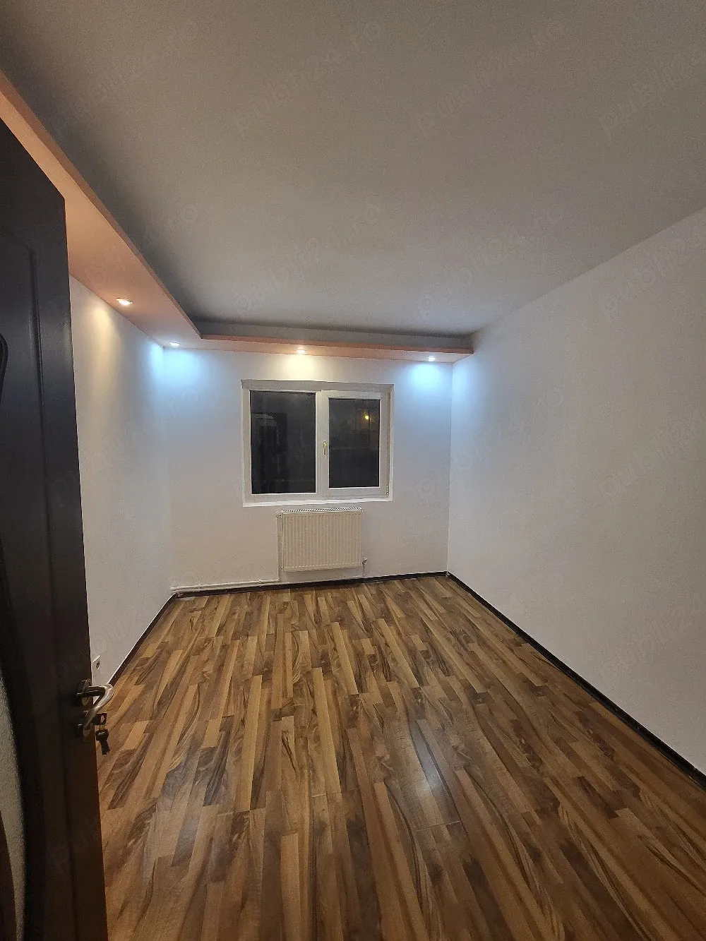 Închiriere apartament 3 camere   stradal - imagine 1