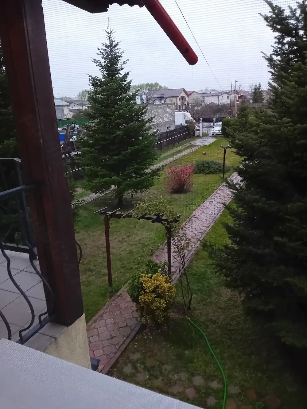 Vanzare casă in zonă liniștită - imagine 1