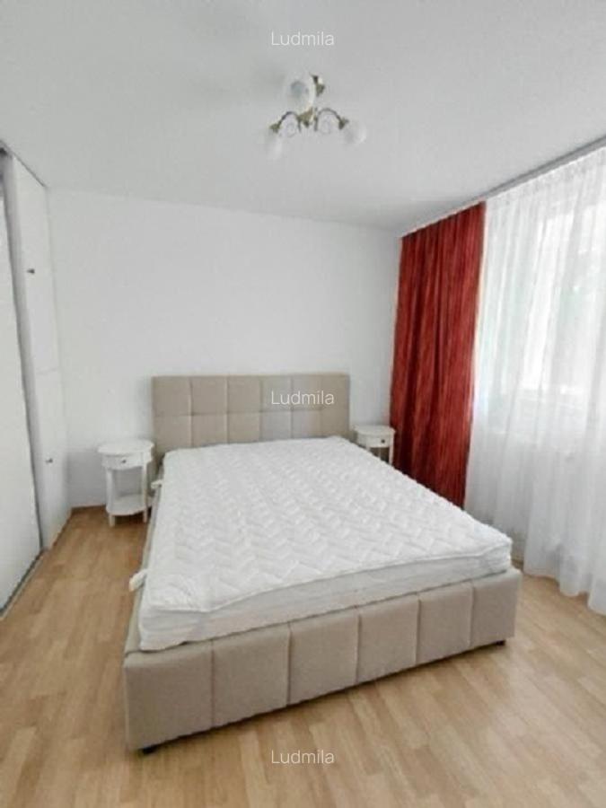 Apartament 3 camere, complet renovat, prima inchiriere. Loc parcare asigurat.
