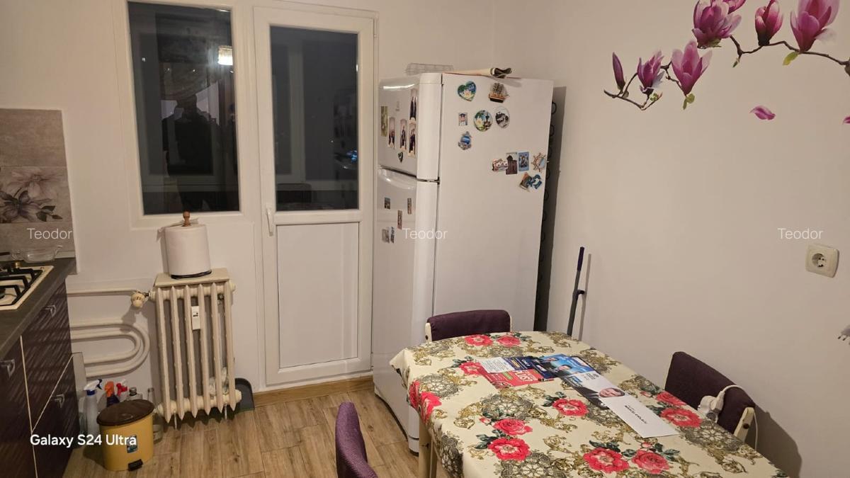 Inchiriez apartament 3 cam