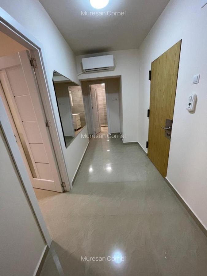 Inchiriez ap. 2 camere, minim 2 ani, renovat, garaj, et.2, lift, balcon 12 mp.