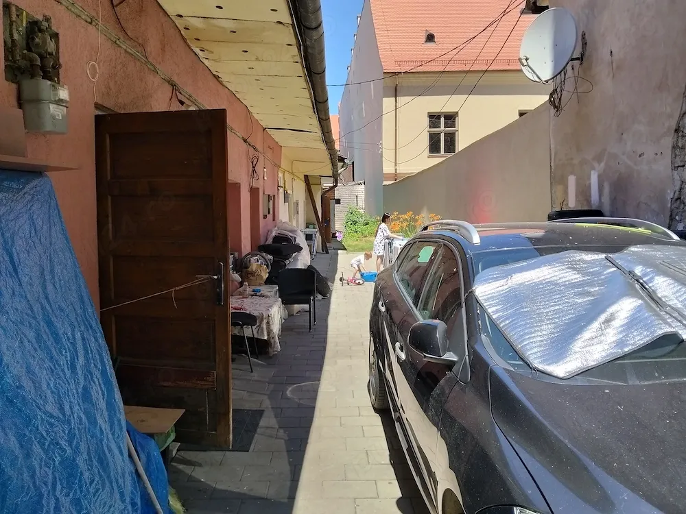 Vând casă 45mp, 2camere bucătărie,baie ,curte de 60mp ,pod cu posibilitate de mansardare .Geamuri la