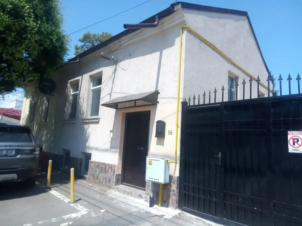 Închiriere casă la curte recent renovată modernizată