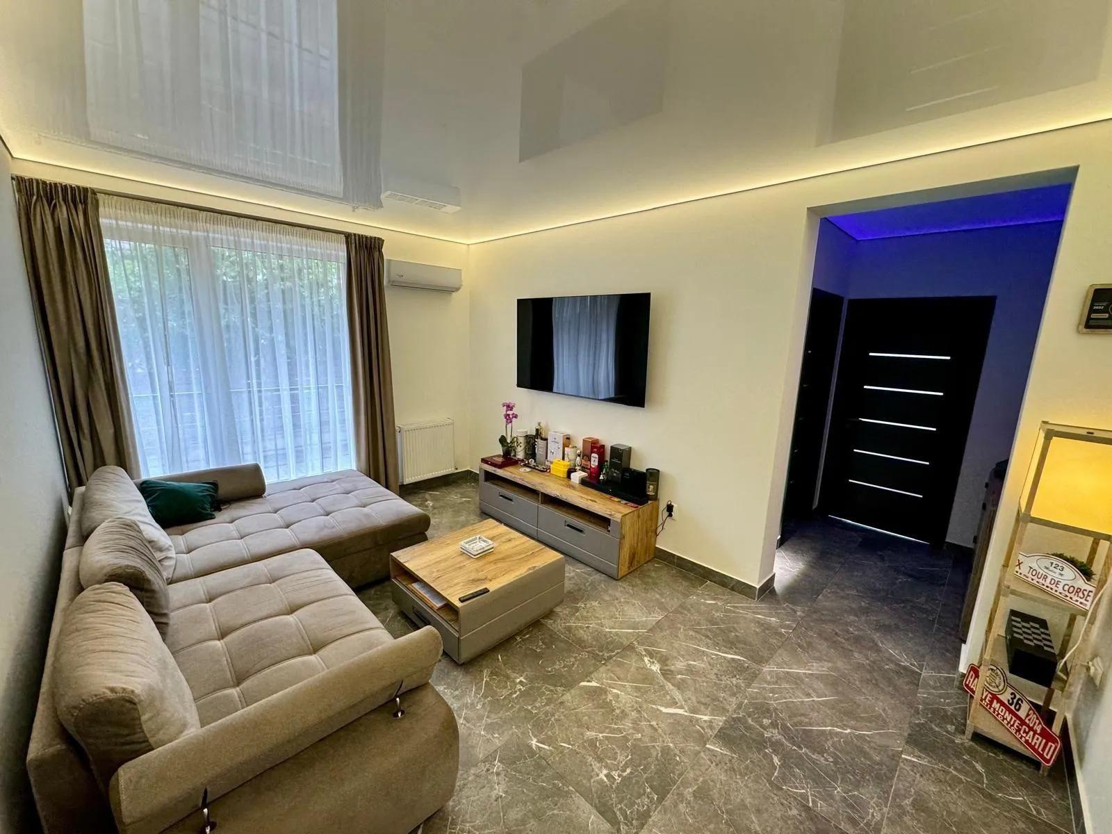 PF vând apartament 3 camere, floresti