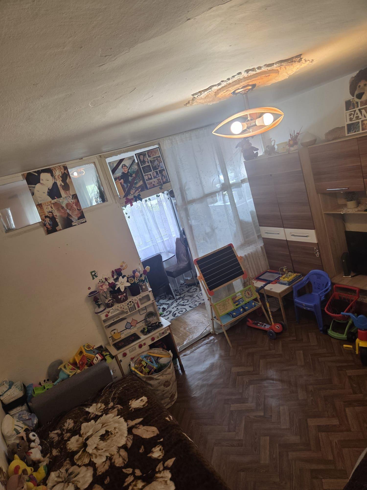 Persoana fizica:Vând garsonieră Str.Damboviței