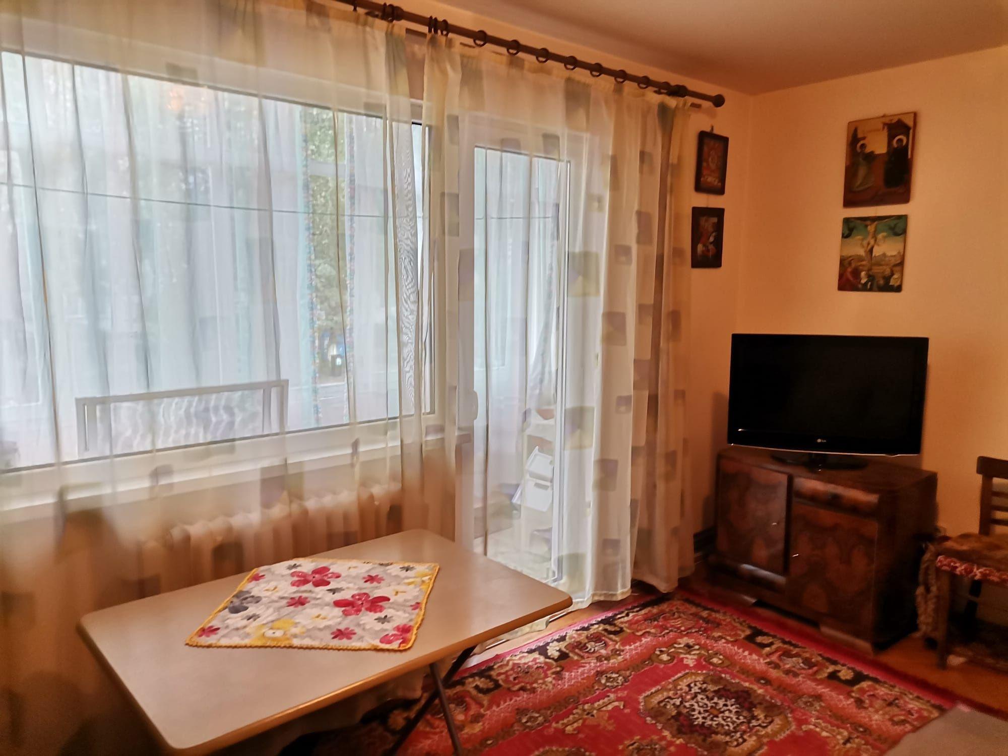 Închiriez apartament cu 2 camere