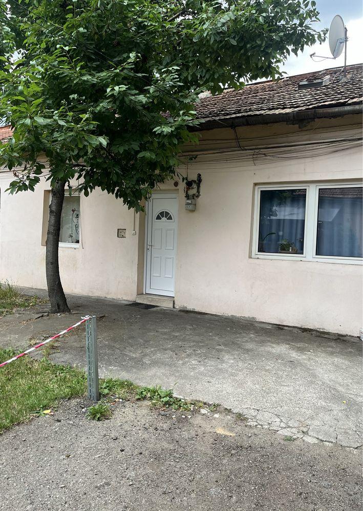 Închiriez casă în zona centrală – ideală pentru firmă/birouri