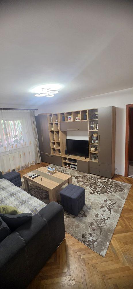 Urgent! Negociabil! Proprietar vand apartament 3 camere, 2 bai, 2 beciuri, balcon mare, 2 locuri de parcare. Negociabil.