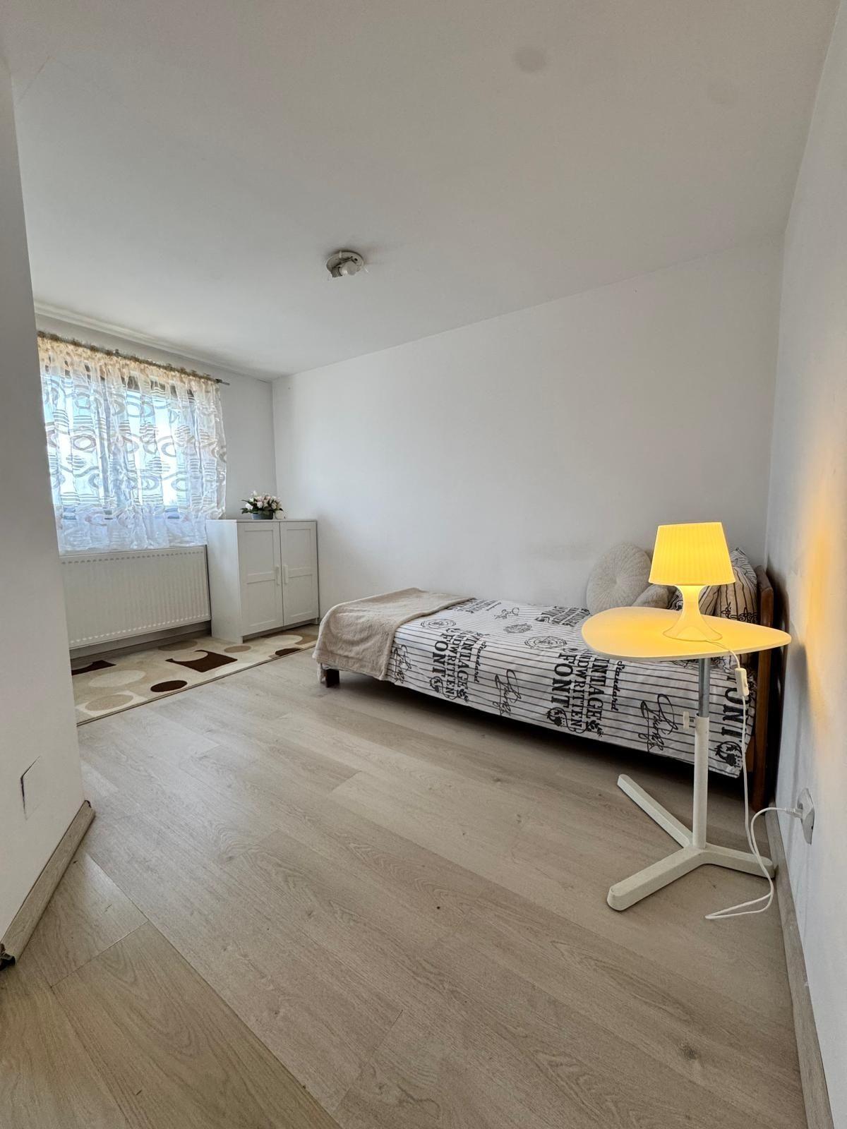 Camera de inchiriat cu balcon
