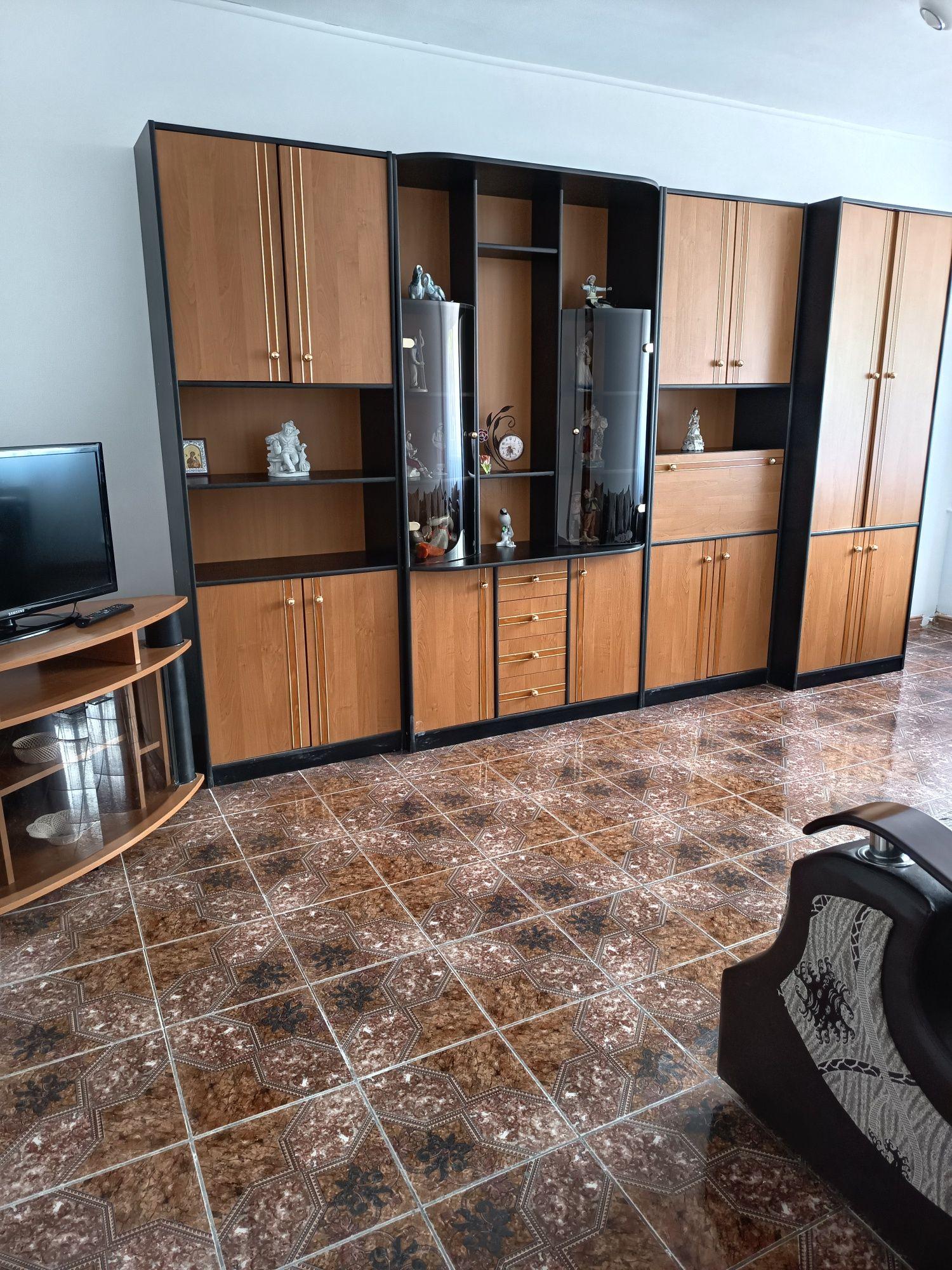 Ofer spre închiriere apartament cu trei camere