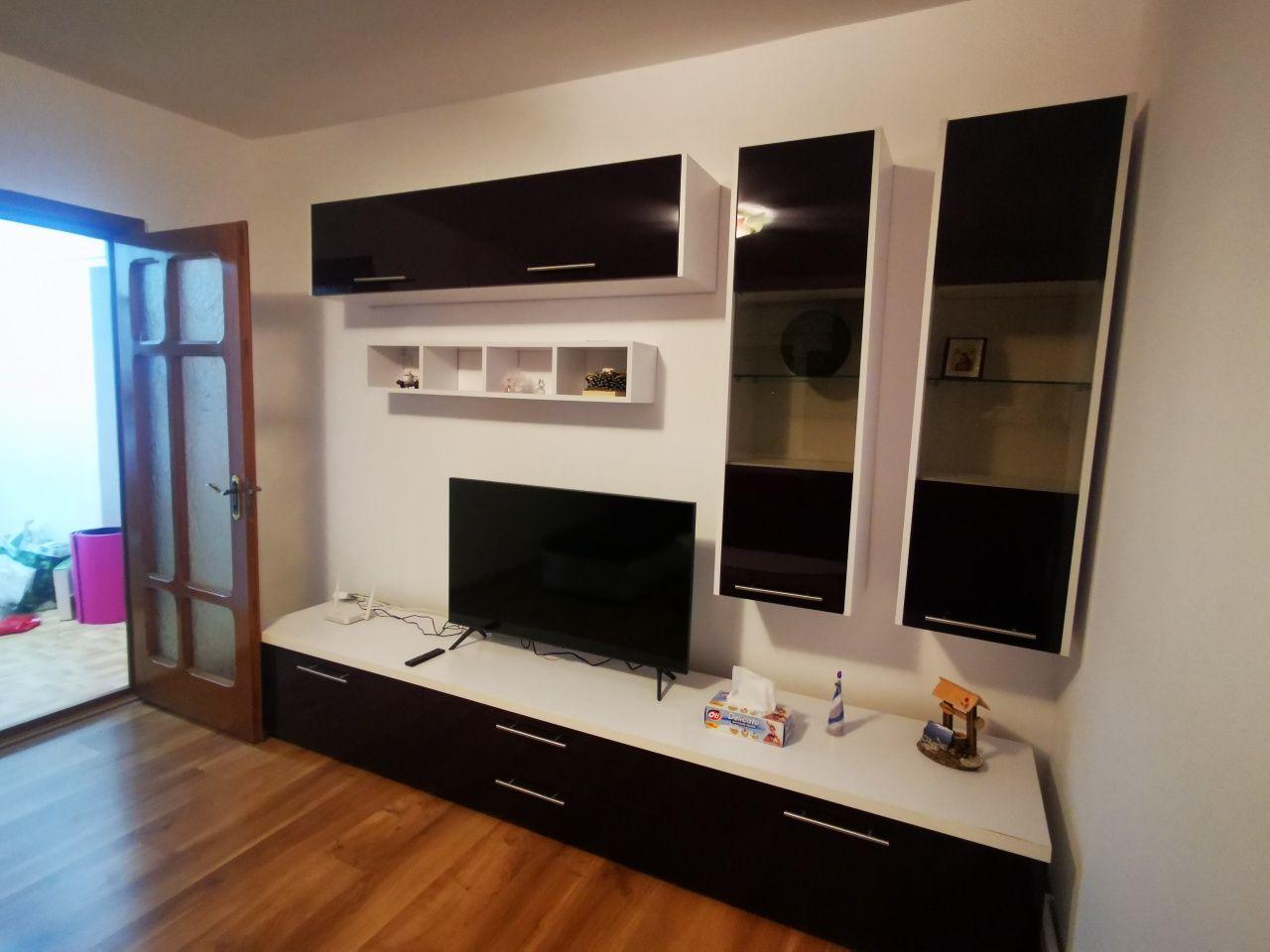 Vând apartament cu 3 camere, decomandat, mobilat si parțial utilat
Disponibil din 01.08.2026.
