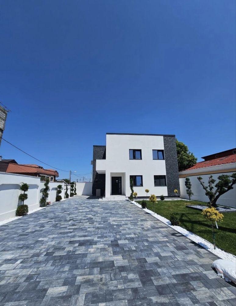 Casa noua, curte amenajata, strada din spatele  parcului Romanescu