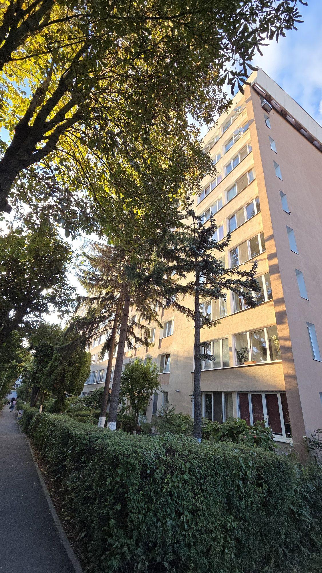 Proprietar, vând 2 camere Victoriei, etaj 7/8, lângă școala 19, vedere