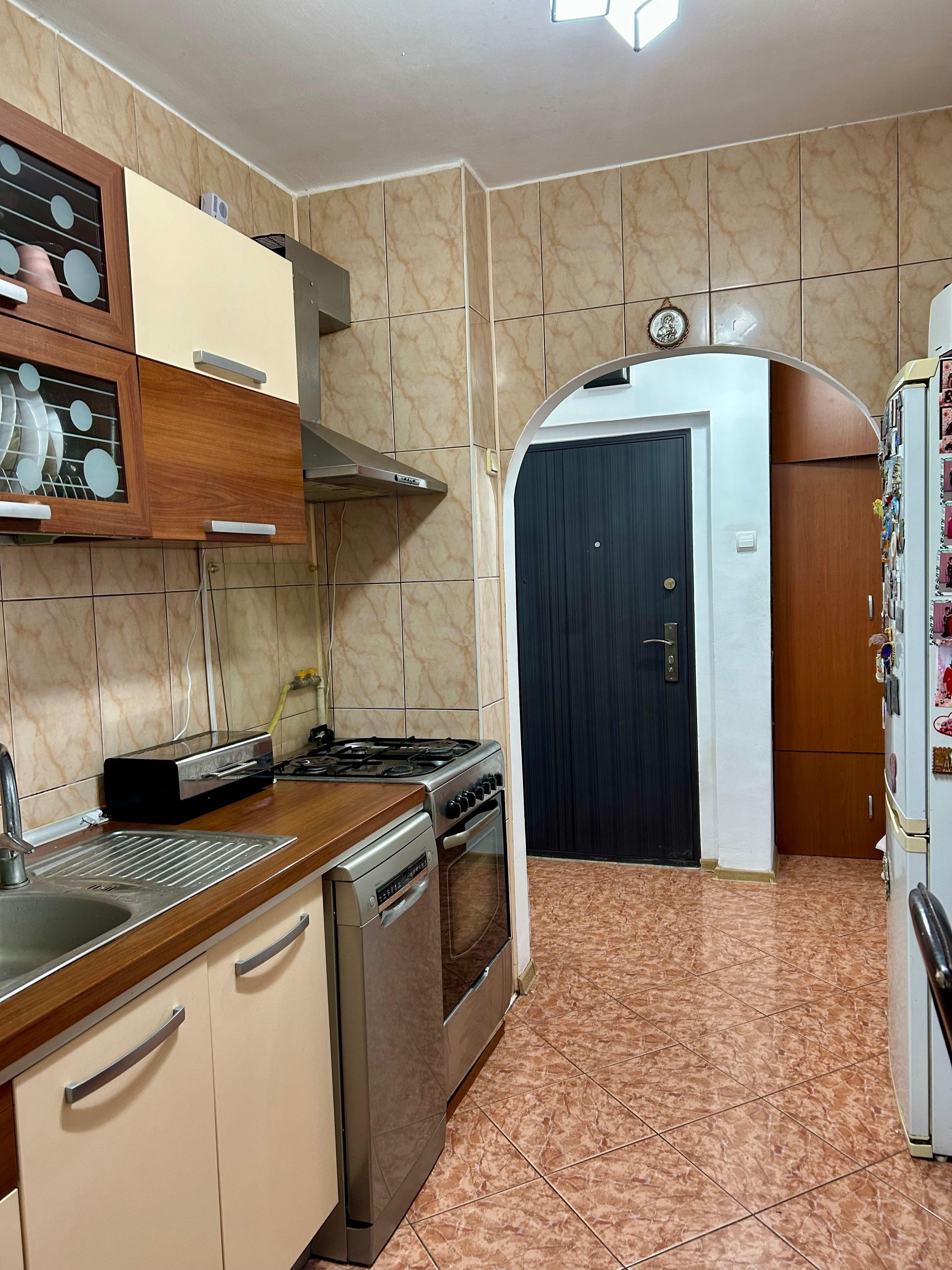 Vanzare apartament 2 camere semidecomandat str.Democratiei - imagine 1
