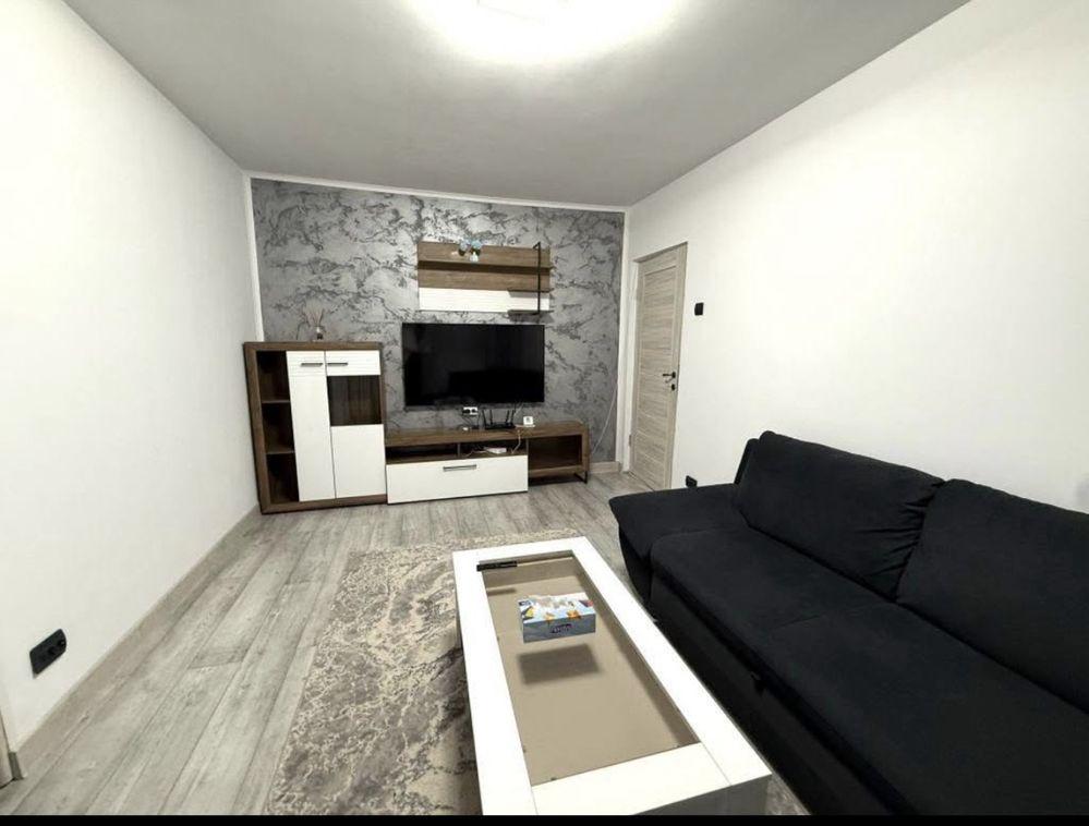 Închiriez apartament 2 camere baie bucătărie balcon et. 4