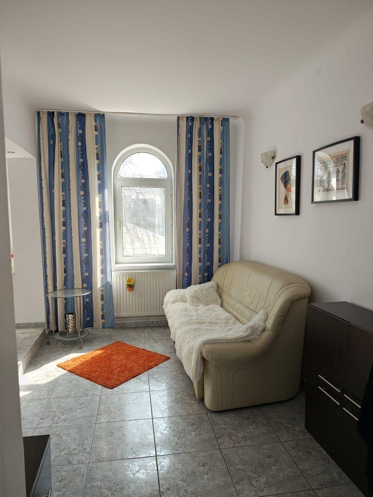 închiriez ap. 2 camere, zonă centrală