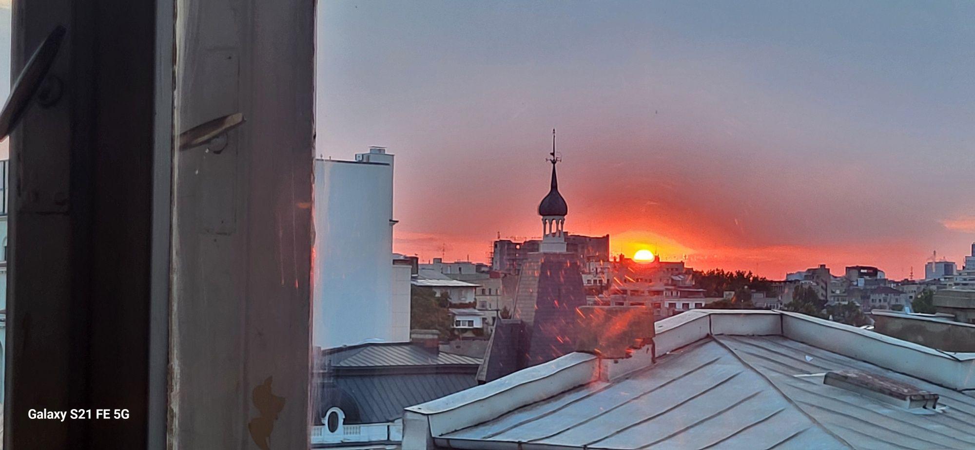 Inchiriez apartament ultracentral cu terasa si vedere superba - imagine 1