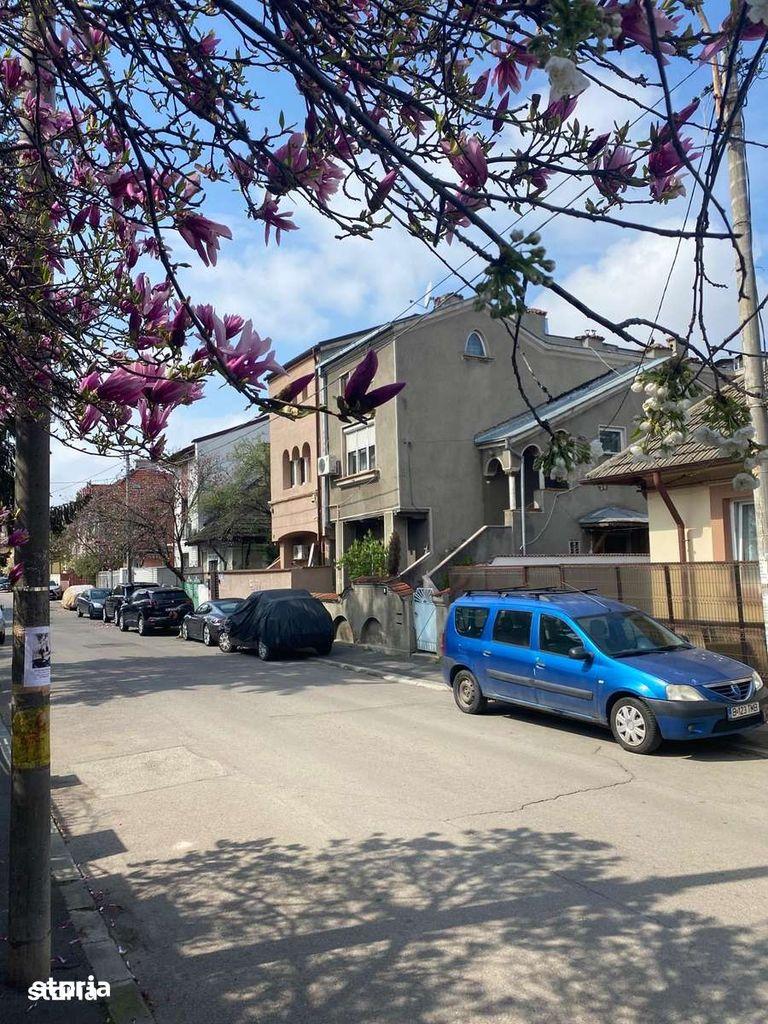 Vand apartament in vila, in zona Decebal