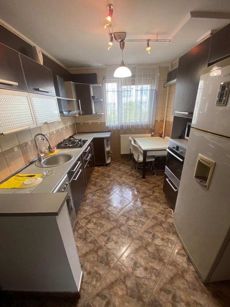 Apartament 4 camere zona 1 Decembrie -strada Fetesti