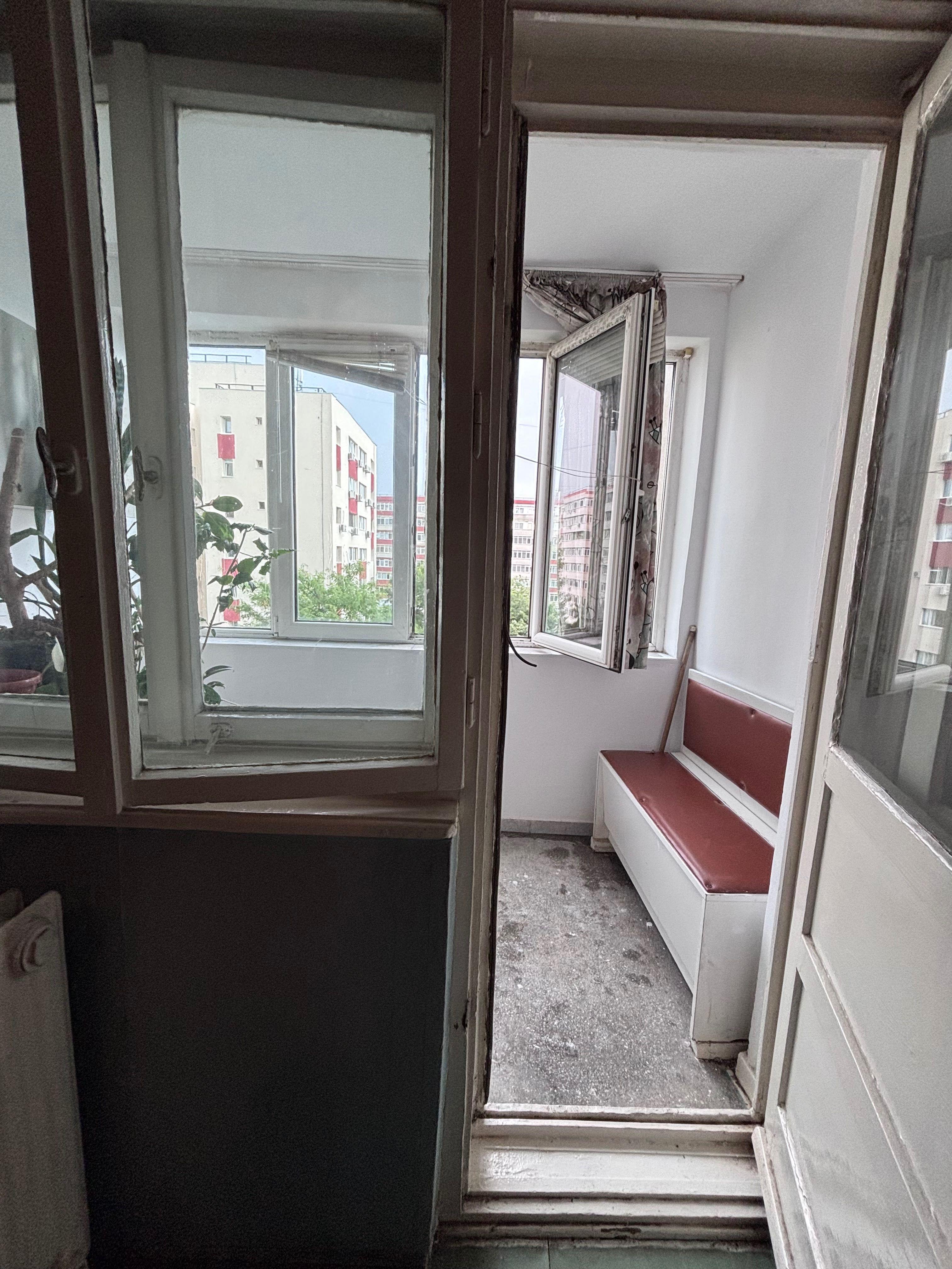 Vand apartament 2 camere sector 4