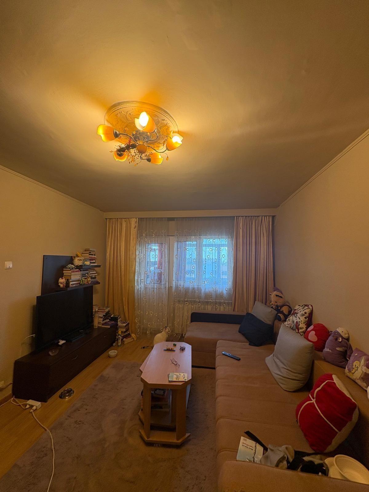 Vând apartament 2 camere decomandat.