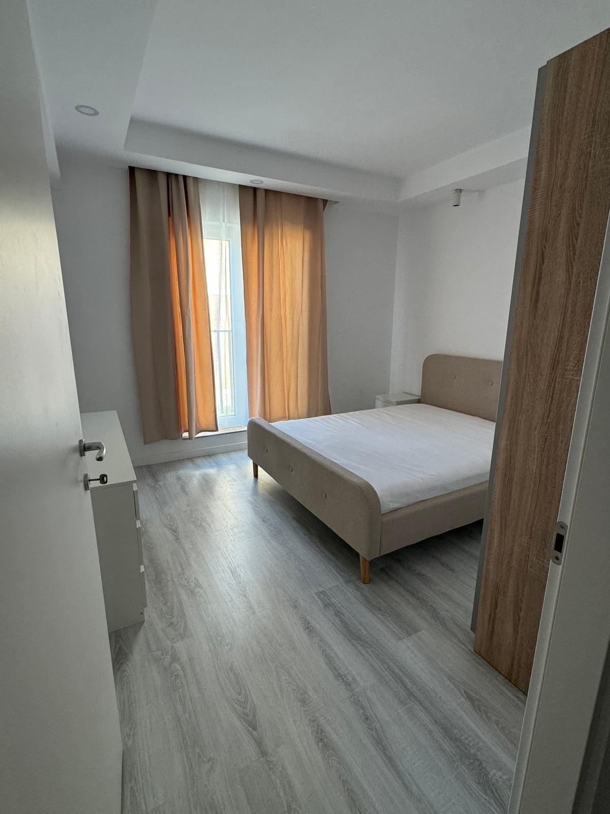 Închiriez apt 2 camere Cosmopolis