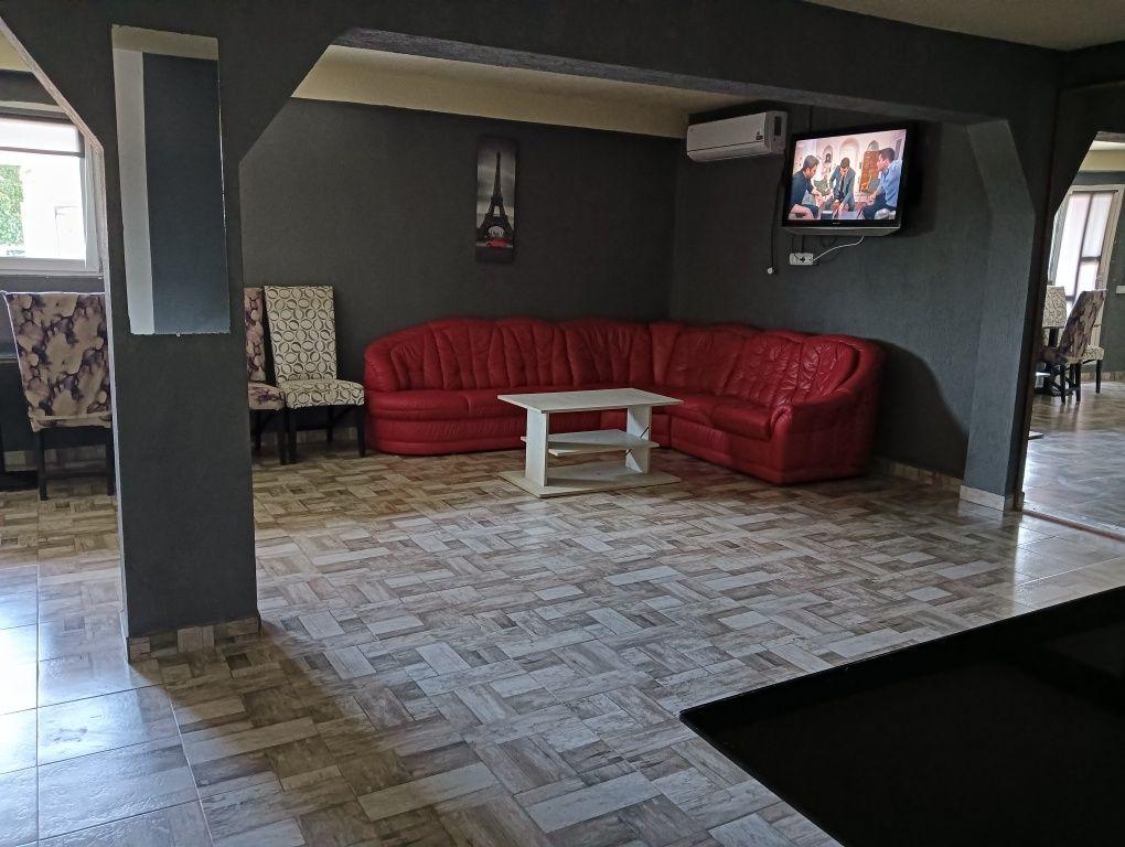 Închiriez  casă cu 2 camere plus terasă de 80 de metri pătrați plus balcon  15 metri pătrați