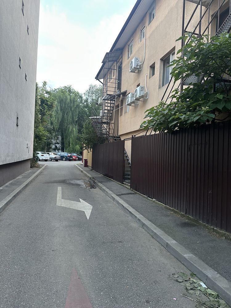 Gardoniera se afla intro cladire cu intrare separata dun alta strada .