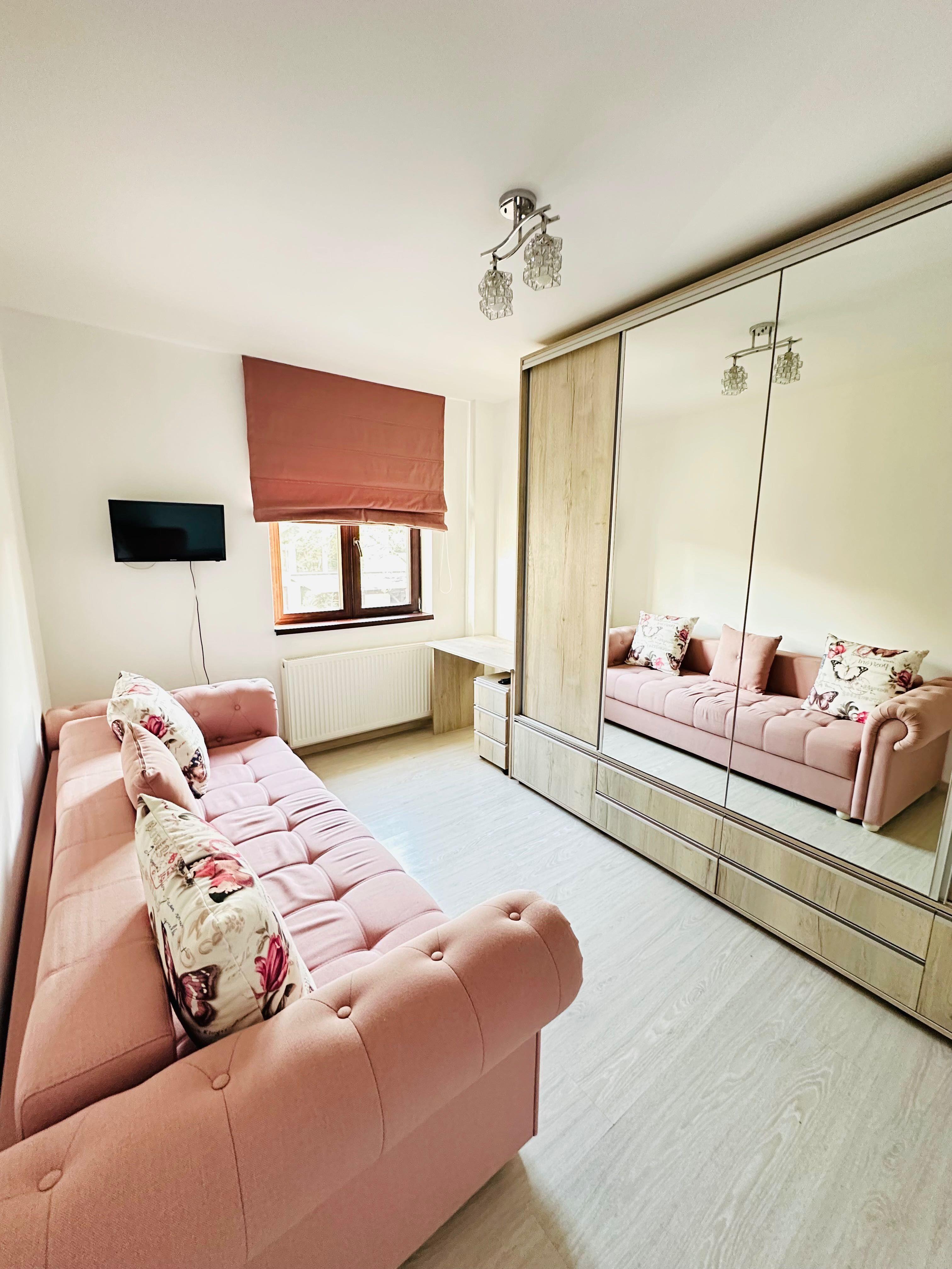 Apartament cu 3 camere, cu centrala termica, loc de parcare inclus in pret, 2 dormitoare - imagine 1