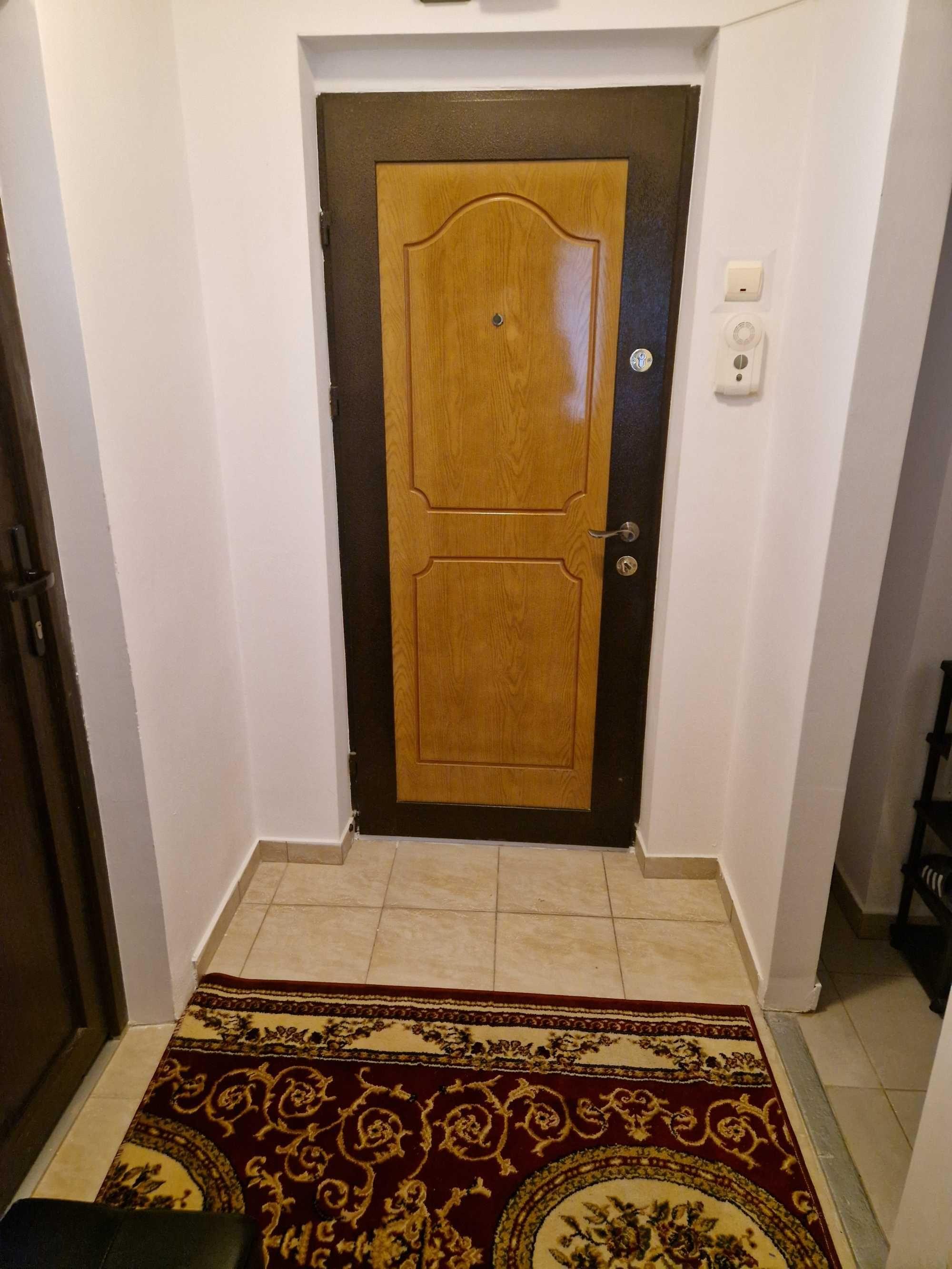 Vand apartament 2 camere, decomandat, et. 2/4, renovat total, spitalul militar, Pitesti