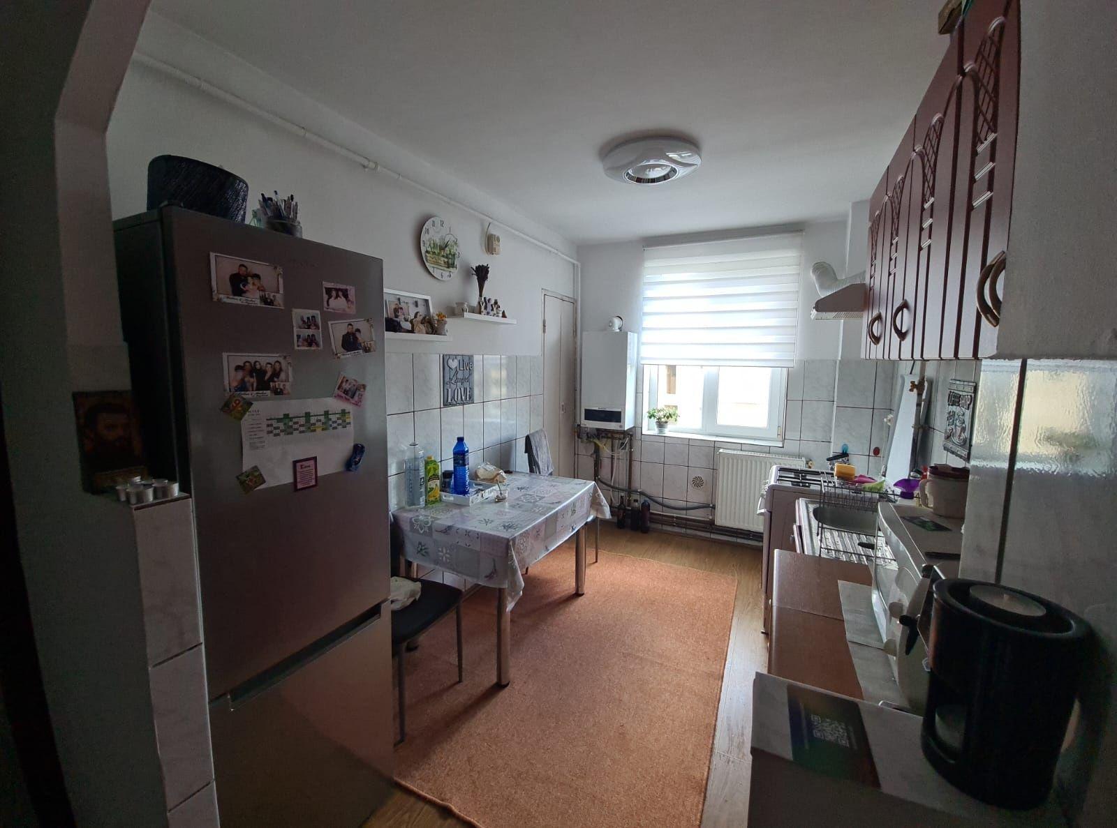 De vânzare apartament 3 camere