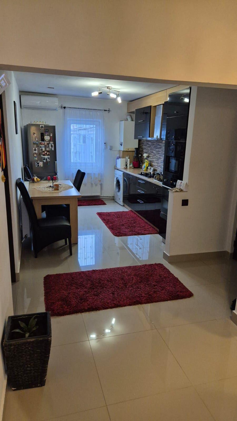 Închiriez apartament 3 camere