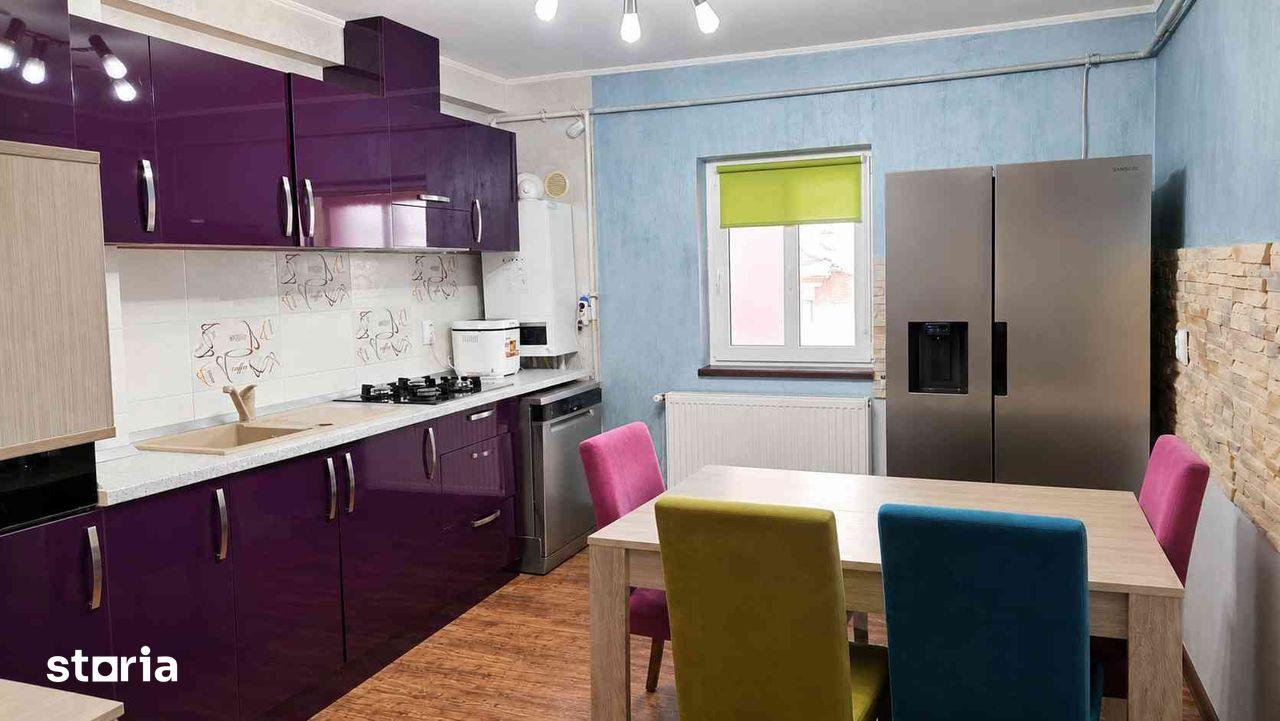 De vanzare apartament 3 camere decomandat
