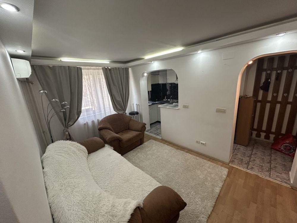 Persoana fizica ,vand apartament in PODU-ROS  cu 3 camere.