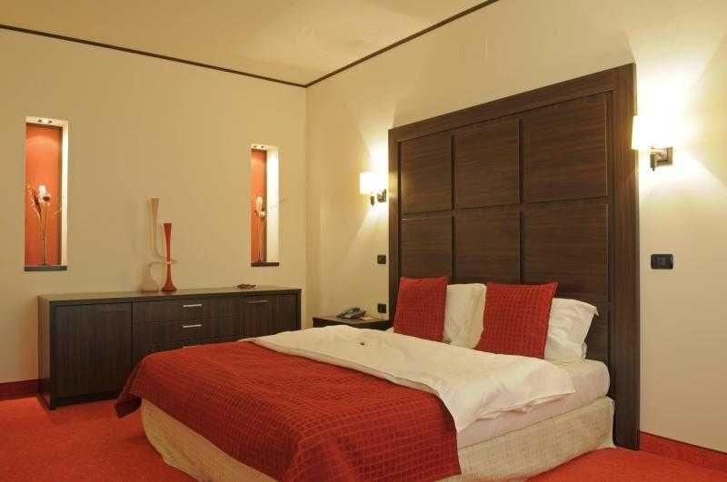 Tudor Vladimirescu -la bulevard Apartament de 3 camere decomandate