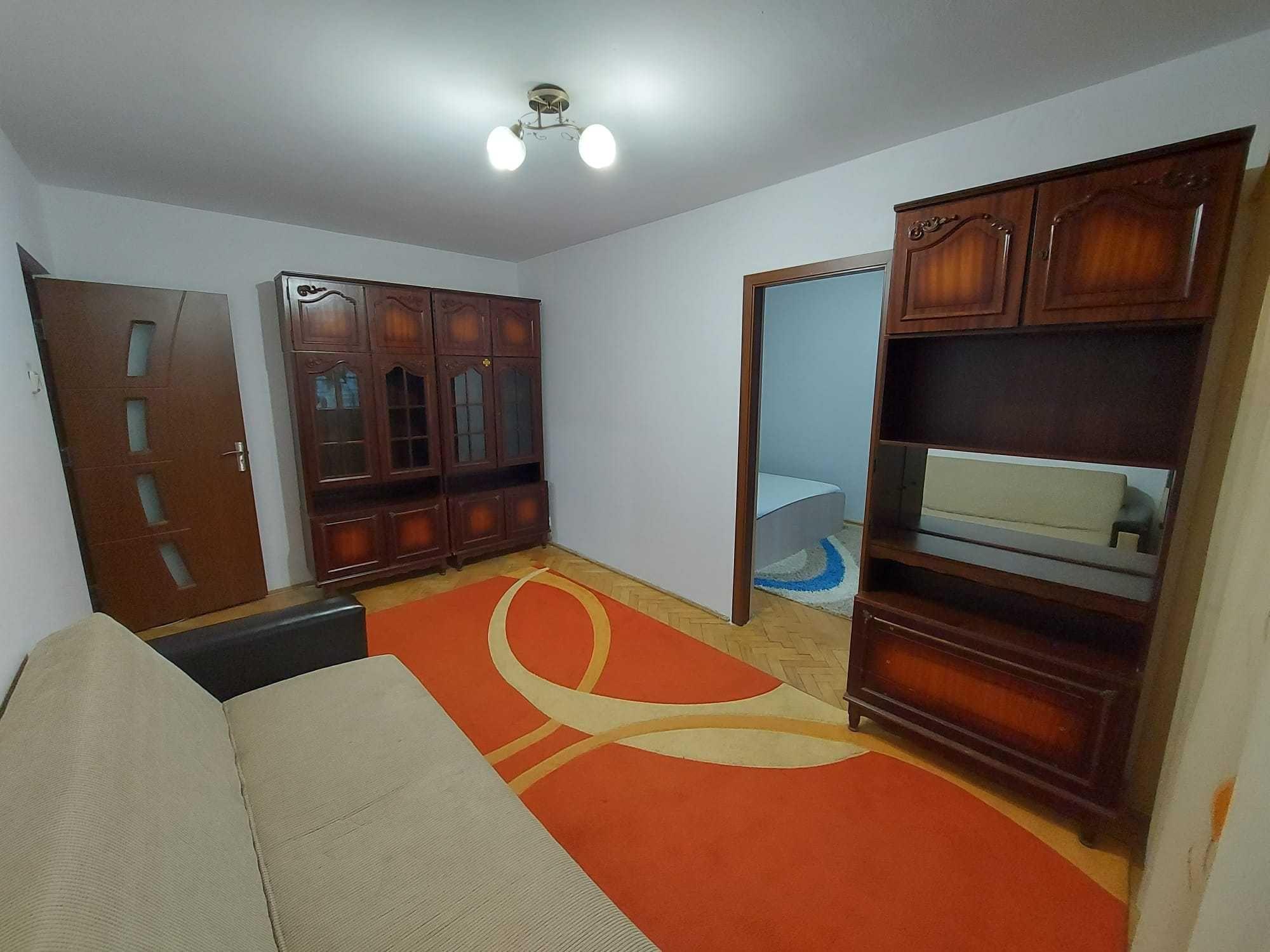 Închiriez apartament cu 3 camare