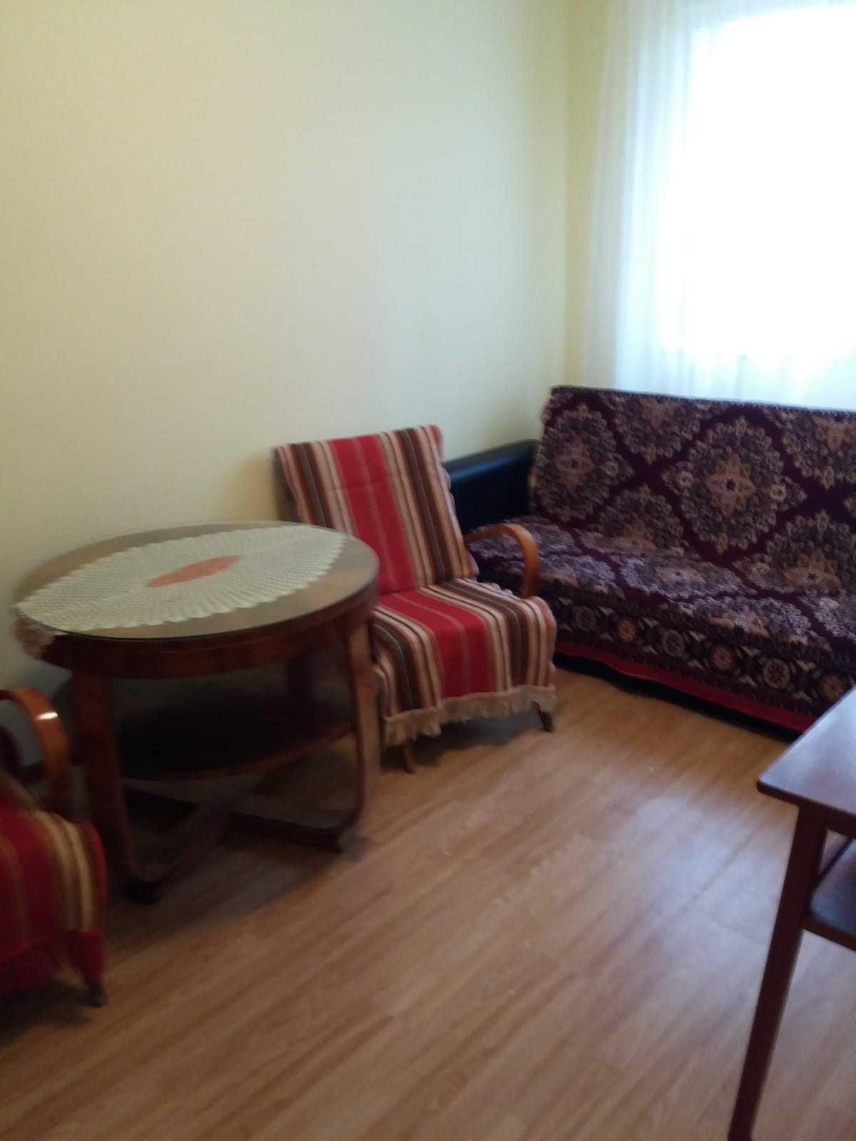 Persoană fizică închiriez apartament cu trei camere, semidecomandat, mobilat și utilat complet.