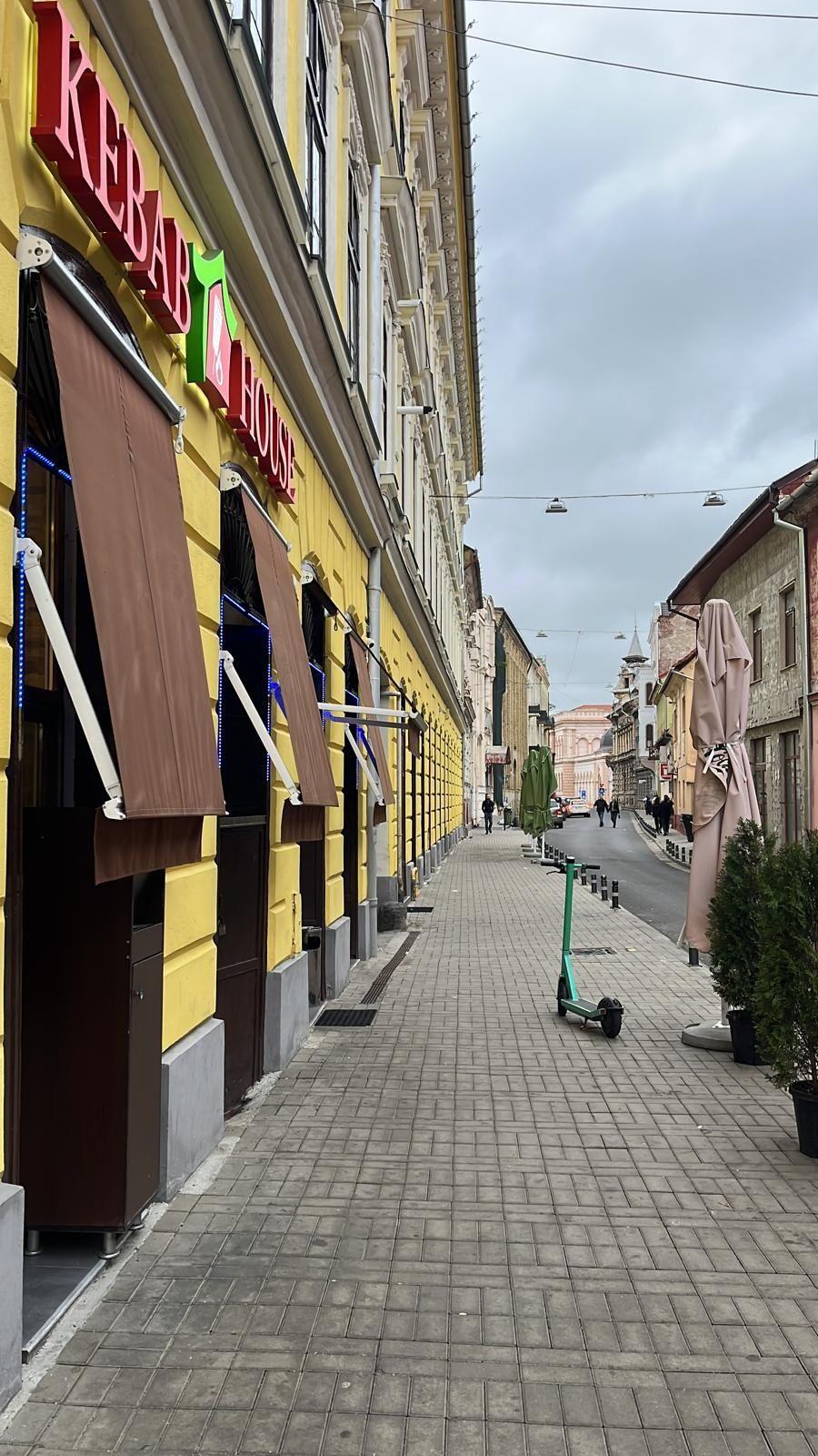 Vand 2 apartamente în centru pe bulevard langa Primărie, preț 64.000€,2bai,2bucatari,intrări separate,2locuri parcare fiecare în fata imobilului .