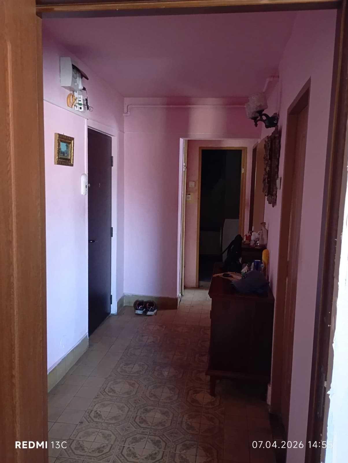 Vand apartament trei camere - imagine 1