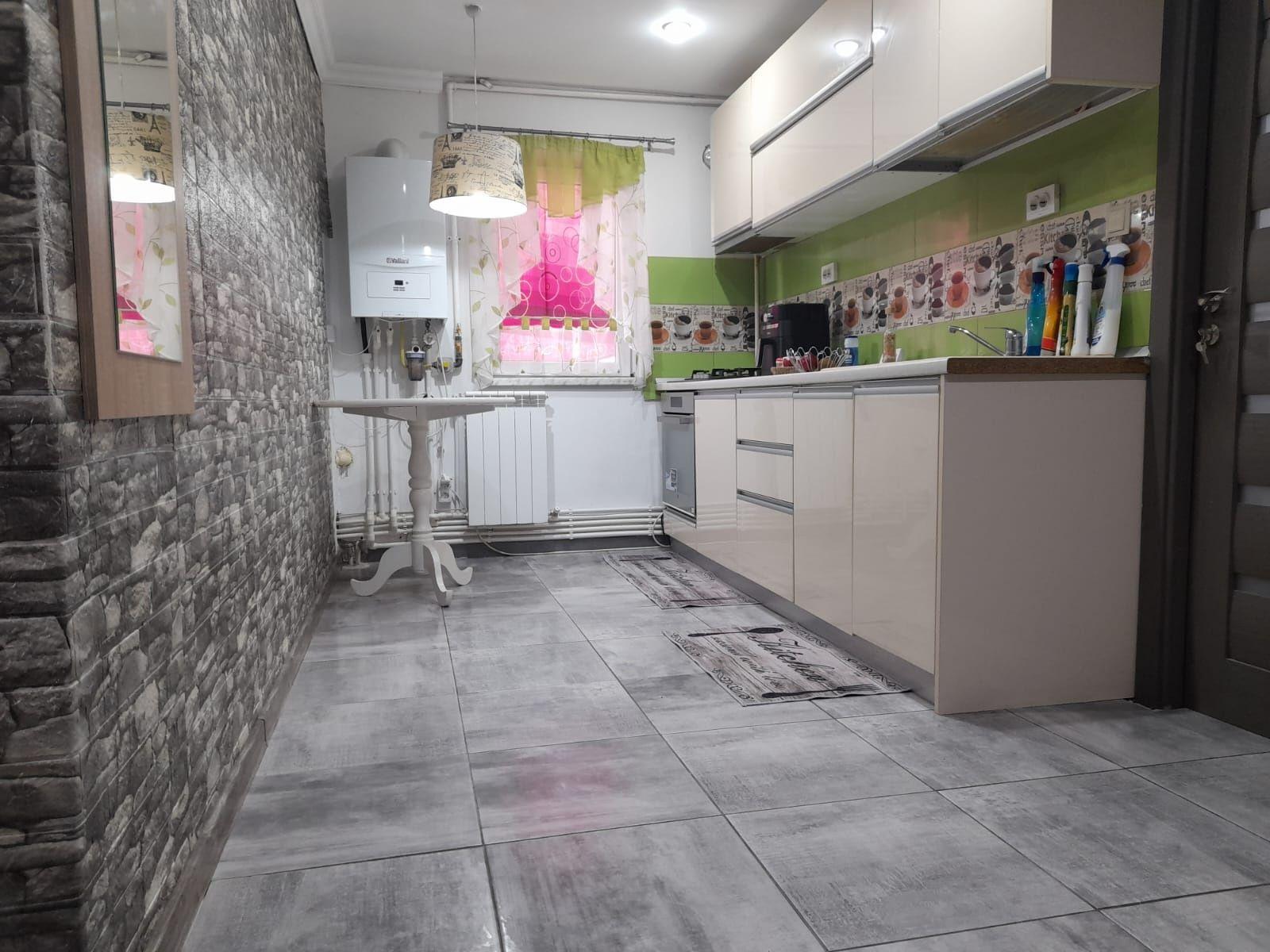 Vand apartament decomandat