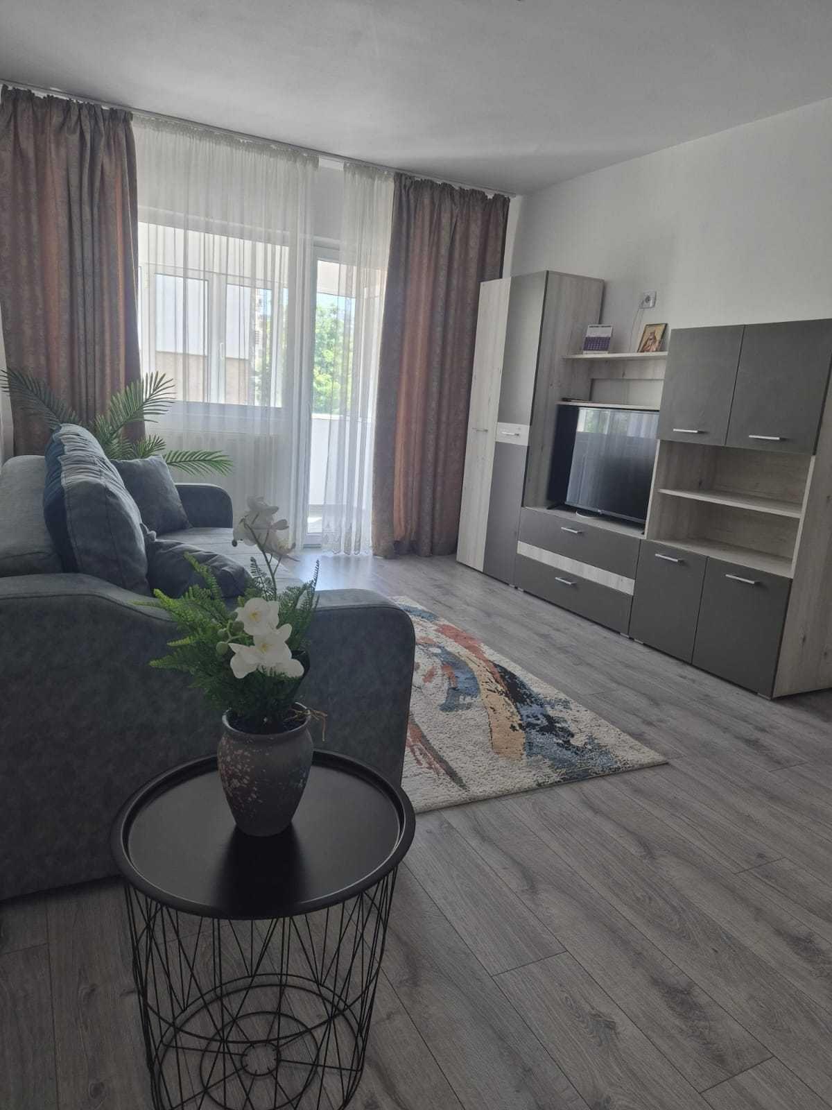 Închiriez apartament 2 camere!